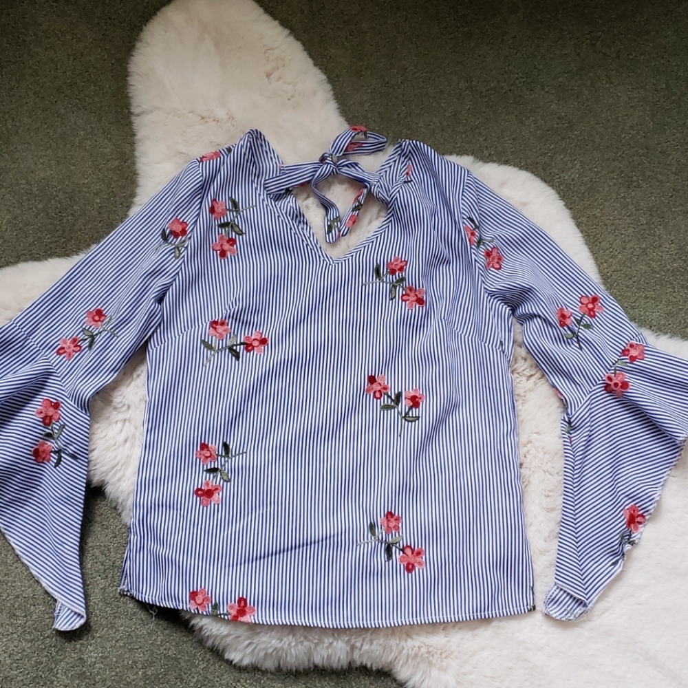 Adorable embroidered blouse Small